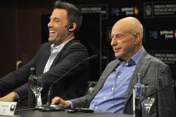 Ben Aflleck y Alan Arkin.