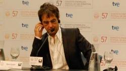 Egoyan escucha las preguntas de la prensa